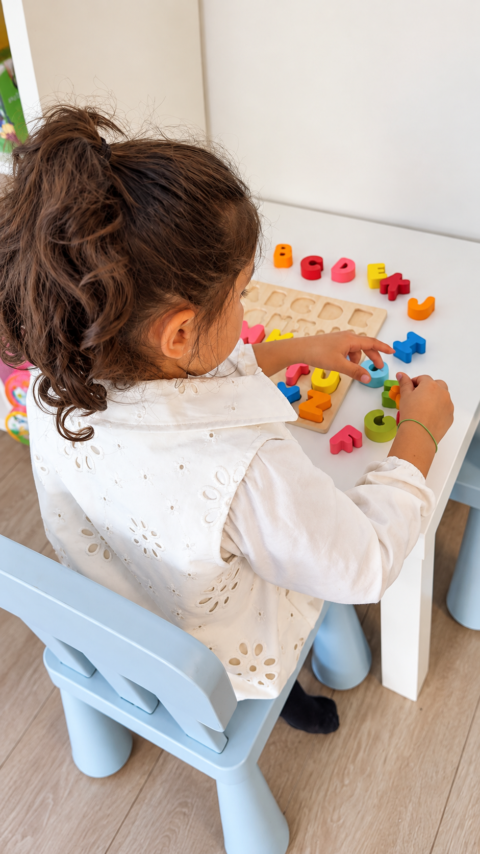 Kind werkt spelenderwijs met letters